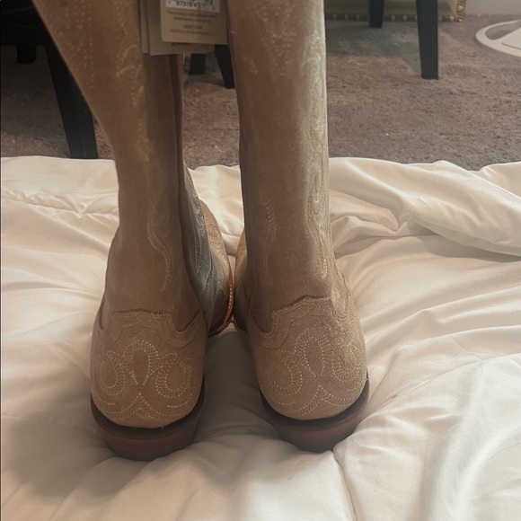 Ariat Tan Western Boots with Embroidery - Picture 6 of 10